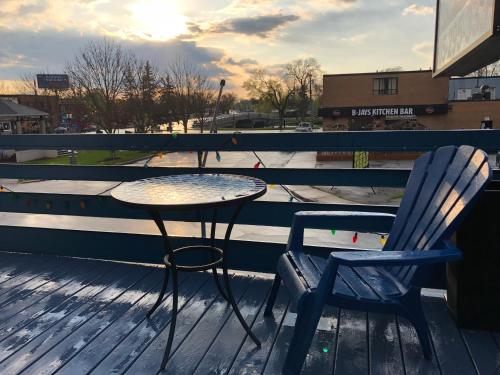 Un balcón o terraza de Niagara Parkway Court Motel