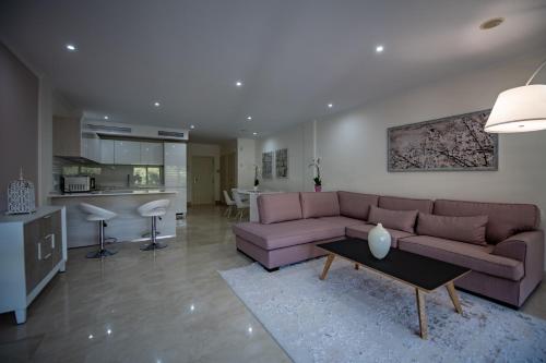salon z kanapą i stołem w obiekcie Luxury apartment at Lomas del Rey, Puente Romano w Marbelli