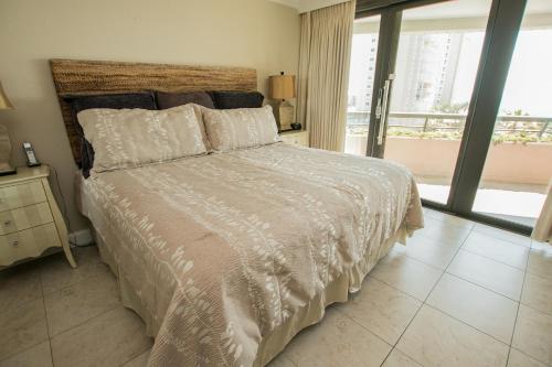 Tempat tidur dalam kamar di Edgewater Beach Resort 602 Destin (Condo)