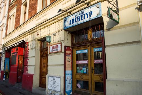 un magasin sur le côté d'une rue dans l'établissement Kolory Guest House, à Cracovie