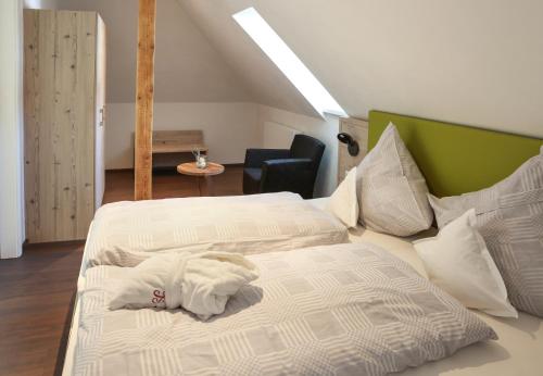 um quarto de hotel com duas camas e uma cadeira em Rüters Parkhotel/Ferienwohnung em Willingen