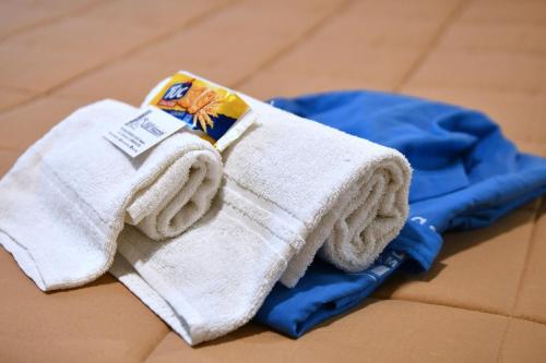 una pila de toallas sentadas en el suelo en Bed & breakfast "MAZZINI", en Leverano