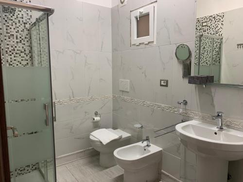 A bathroom at L'oasi di Ambra