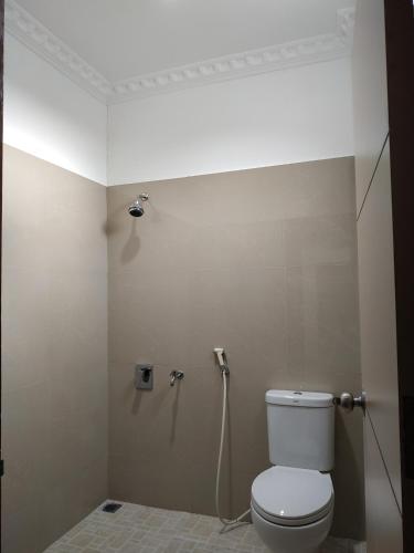 Bilik mandi di RedDoorz Syariah near Lahat Station