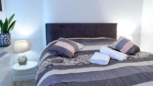 łóżko z 2 poduszkami w pokoju w obiekcie APARTAMENT LIPSKA 4 w Krakowie
