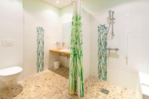 een badkamer met een toilet en een wastafel bij Logis Hotel Le Sablier du Temps in Argentat