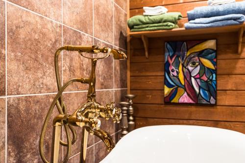 a bathroom with a shower and a sink at Maison sur la plage TERRE-MÈRE in Grenville-sur-la-Rouge