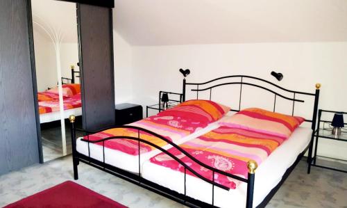 1 dormitorio con 2 camas y espejo en Pension Wiesengrund, en Seebach