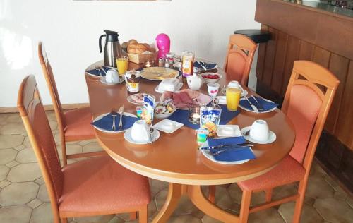 una mesa de madera con comida encima en Pension Wiesengrund, en Seebach