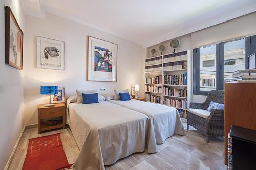 ポルト・ダ・ポリェンサにあるApartment Vora Dorのベッドルーム(ベッド1台、本棚付)