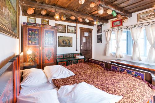 1 dormitorio con 1 cama grande en una habitación en Gospodaria Lui Nea Ion en Vama Buzăului