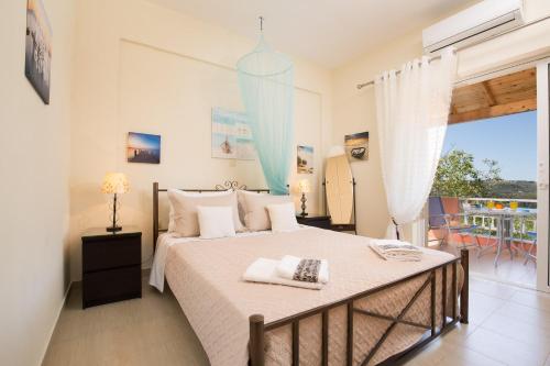 Postel nebo postele na pokoji v ubytování Sofia's & Amalia's House Corfu