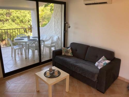 un salon avec un canapé et une table dans l'établissement résidence arimarina, à Lumio