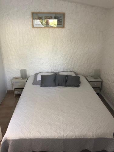 une chambre avec un grand lit avec deux tables de nuit dans l'établissement résidence arimarina, à Lumio