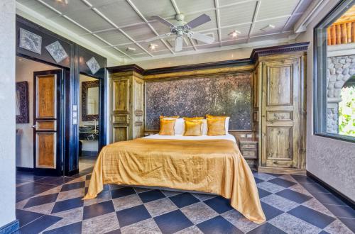 En eller flere senge i et værelse på Hotel Villa Caletas