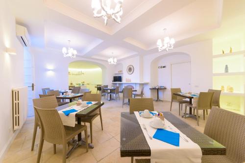 Villa Fortuna Holiday Resort tesisinde bir restoran veya yemek mekanı