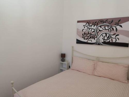 ein Schlafzimmer mit einem Bett und einem Wandgemälde in der Unterkunft Sciacca sea view holidays centro storico in Sciacca