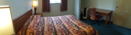 Ein Bett oder Betten in einem Zimmer der Unterkunft Express Inn & Suites Eugene