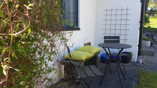 a table and chairs sitting next to a building at Innergårdens Bed and Breakfast in Karlshamn