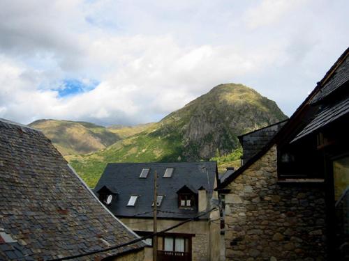 a group of buildings with mountains in the background at Apartamentos Rentarán in Tredós