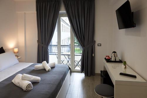 ナポリにあるNapoli Reginaのベッドルーム1室(ベッド1台、デスク、タオル付)