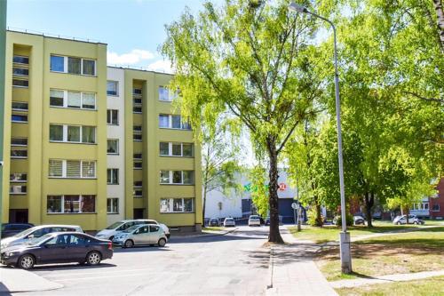 eine Straßenlaterne auf einem Parkplatz vor einem Gebäude in der Unterkunft Crystal Apartment in Druskininkai