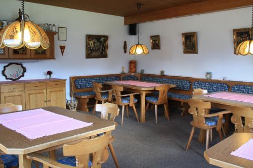 A restaurant or other place to eat at Pension Danler