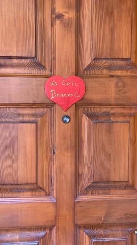 una puerta de madera con un letrero que lee es corcho farmacéutico en La corte brianzola-, en Canzo