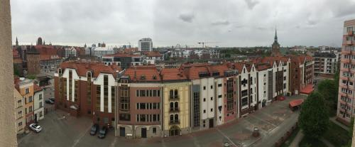 uma vista aérea de uma cidade com edifícios em garsoniera em Gdansk