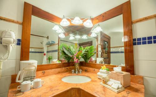 The Lodge At Uxmal tesisinde bir banyo