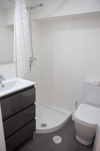 a white bathroom with a toilet and a sink at ESTUDIO REAL 8 in Cangas de Morrazo