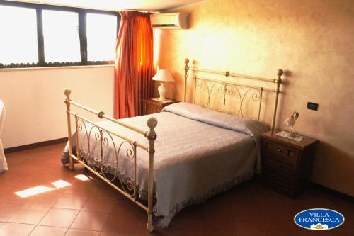 Säng eller sängar i ett rum på Villa Francesca Pomezia Roma