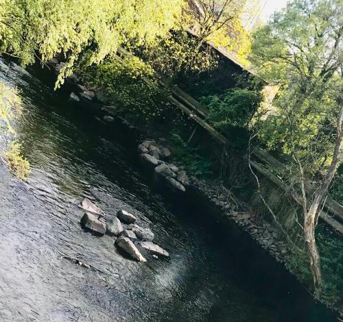 ein Fluss mit Felsen in der Mitte in der Unterkunft home2be apartments in Wuppertal