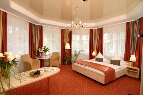 プラウ・アム・ゼーにあるAparthotel Am Seeのベッドとテーブルが備わるホテルルームです。