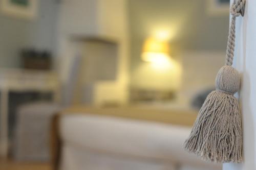 a piece of yarn hanging from a rope in a kitchen at Aduepassi apartments in Manfredonia
