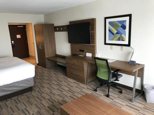 เตียงในห้องที่ Holiday Inn Express & Suites - Pittsburgh - Monroeville, an IHG Hotel