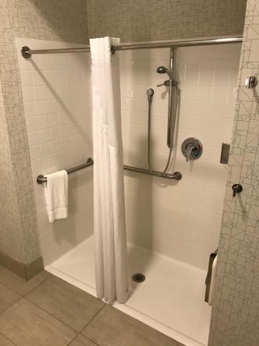 Vonios kambarys apgyvendinimo įstaigoje Holiday Inn Express & Suites - Pittsburgh - Monroeville, an IHG Hotel