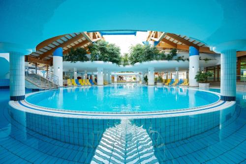una grande piscina in un grande edificio di Mike's Apartment inkl. Oberstaufen Plus Card a Oberstaufen