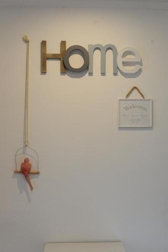 a sign on a wall with the word home on it at Aduepassi apartments in Manfredonia