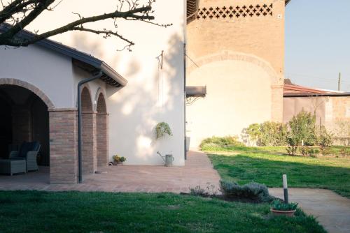 an external view of a house with a patio at B&B Arcadia in Gualtieri