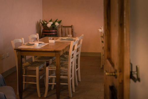 a dining room table with white chairs and a table and a table and chairsktop at B&B Arcadia in Gualtieri
