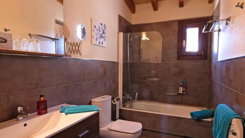 e bagno con servizi igienici, doccia e lavandino. di Villa Sampoli - Agroturismo Son Sampoli - Adults only a Llucmajor