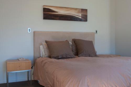 Una cama o camas en una habitación de Sunrise Sanctuary