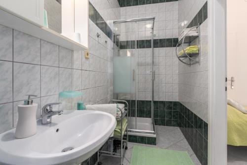 a bathroom with a sink and a shower at Studio Apartments Romina in Vrsar