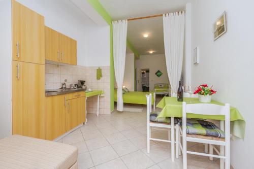 
A cozinha ou cozinha compacta de Studio Apartments Romina
