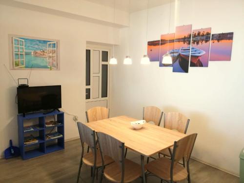 Μια τηλεόραση ή/και κέντρο ψυχαγωγίας στο Apartments KK
