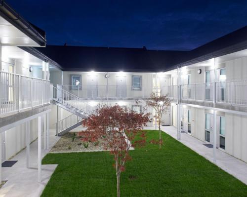 a courtyard of an apartment building with a lawn at Kelly Rd Cambridge Lodge in Cambridge
