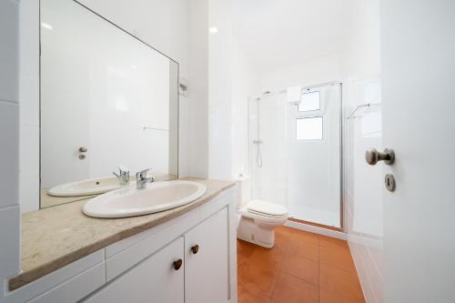 ヴィラモウラにあるAL - Apartamento Vista Marina 2の白いバスルーム(洗面台、トイレ付)