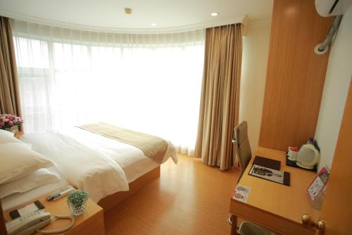 Cama o camas de una habitación en Greentree Inn Shanghai Hongqiao Airport Apartment Hotel