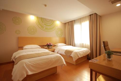 Postel nebo postele na pokoji v ubytování Greentree Inn Shanghai Hongqiao Airport Apartment Hotel